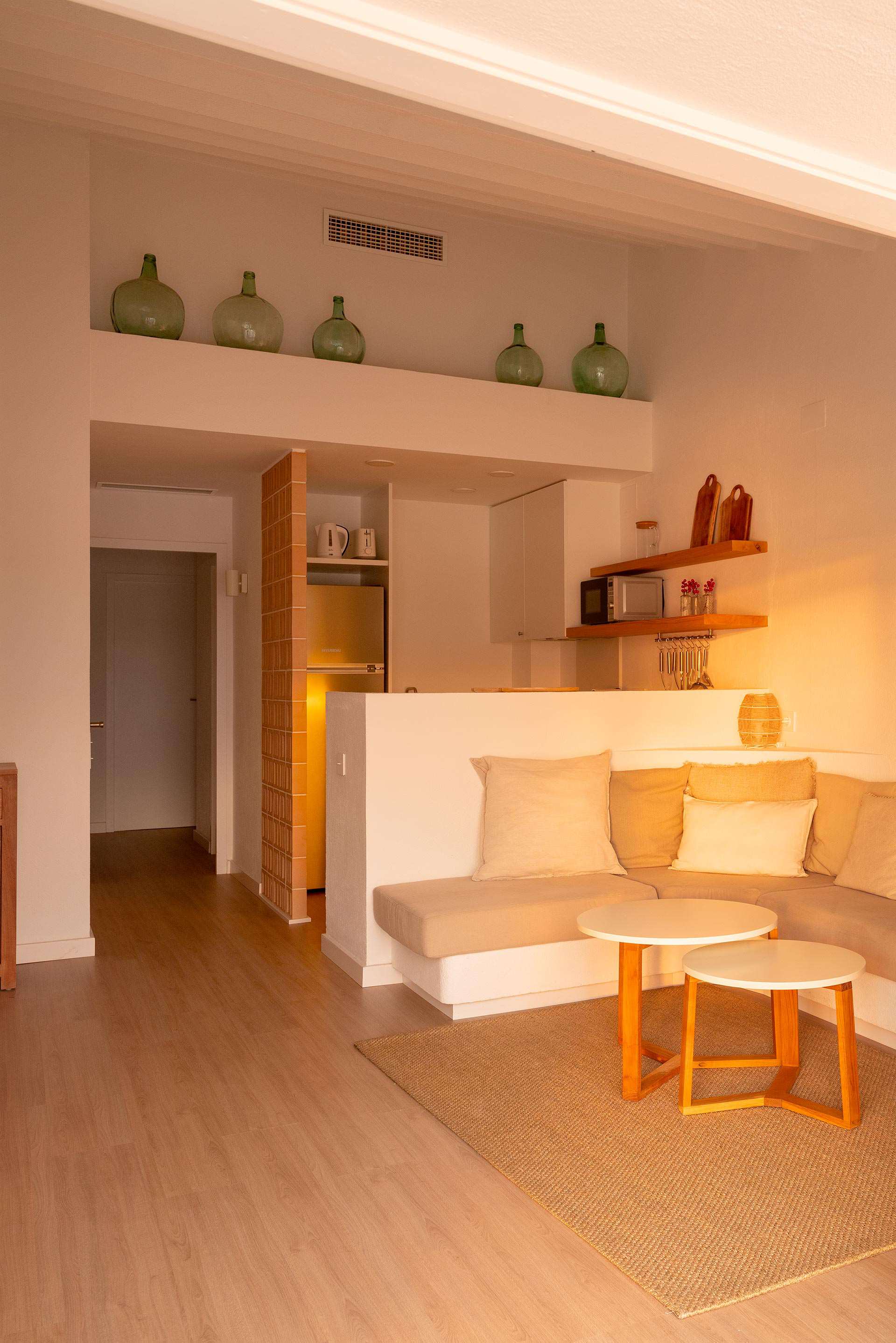 Sala d'estar d'Es Cucurucuc amb sofà i prestatgeria de fusta