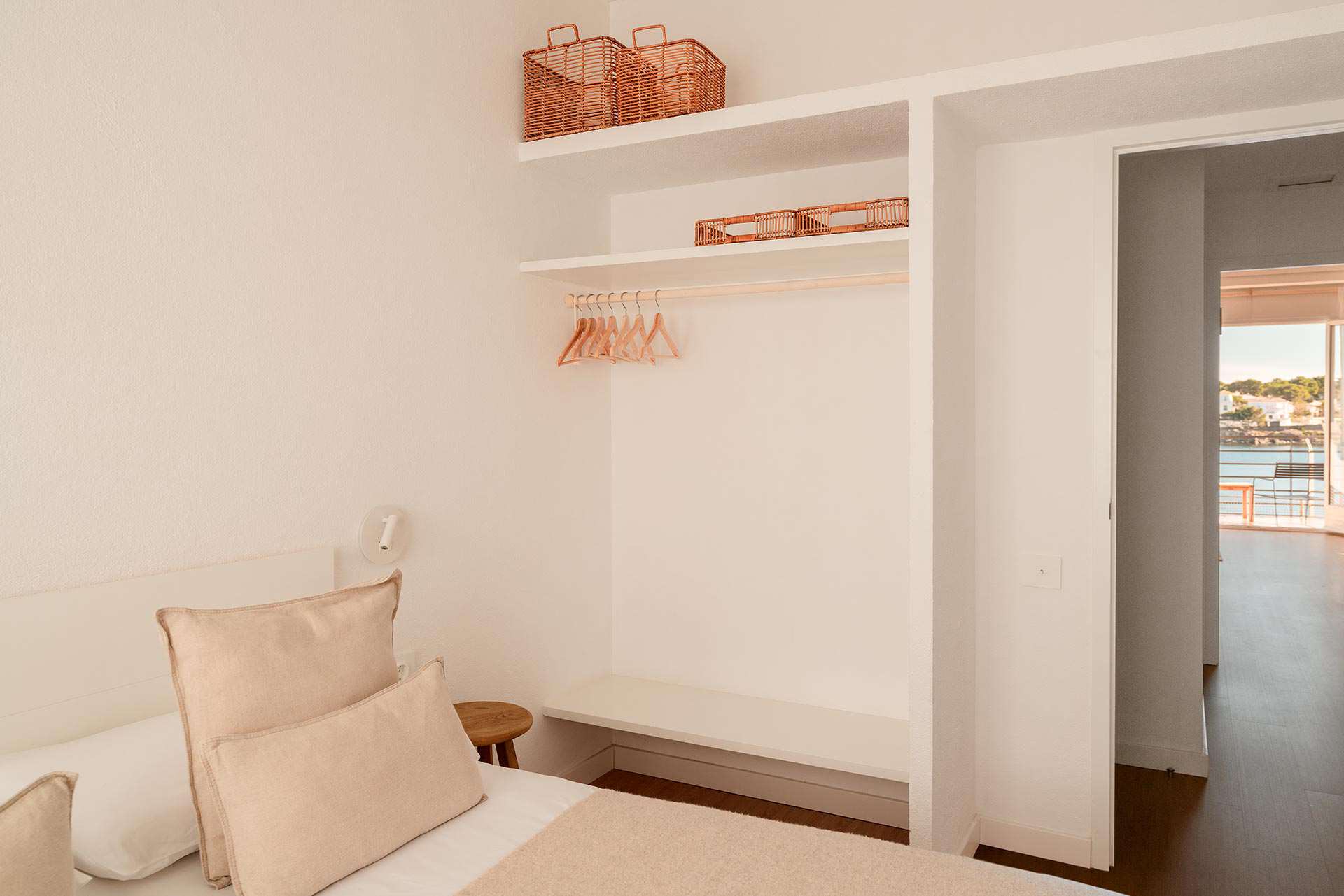 Habitació d'Es Cucurucuc amb prestatge d'obra
