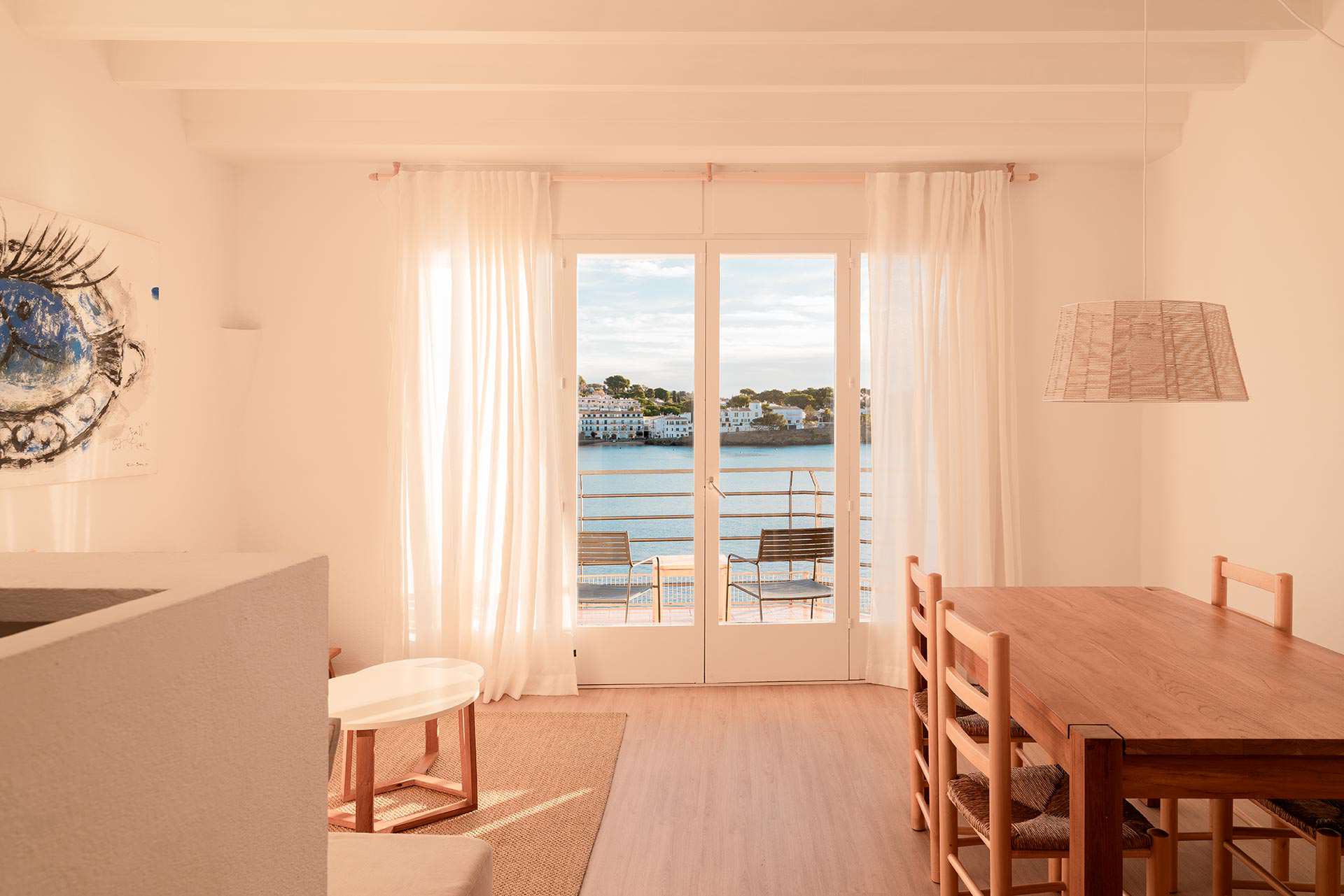 Sala d'estar de Norai amb vistes a la badia des del segon pis