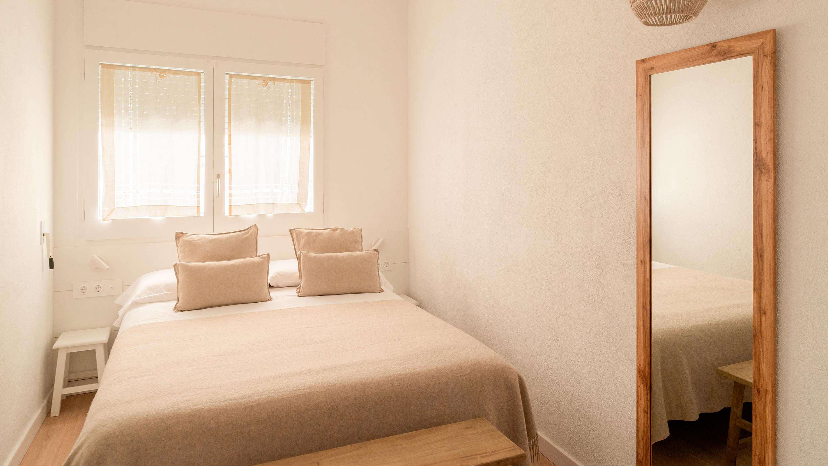 Sala d'estar i menjador de S'Arenella amb finestral i vistes a la badia de Cadaqués
